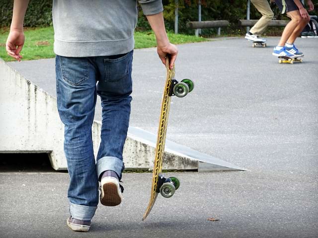 Jeune ado faisant du skateboard en colonie de vacances