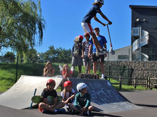 Adolescents pratiquant le skateboard en colonie de vacances d'été