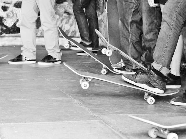 Groupe d'adolescents faisant du skateboard en stage sportif cet été