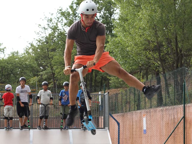 Adolescents faisant de la trottinette à haut niveau en stage sportif