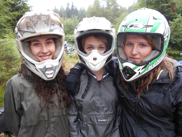 portrait de trois jeunes filles portant un casque de moto en stage sportif de moto cross et quad 