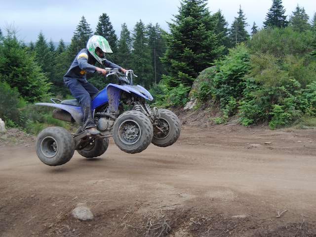 Enfant faisant du quad à haut niveau en stage de quad cet été