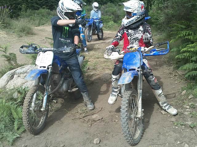 deux enfants sur leurs motos pendant un stage sportif de moto 