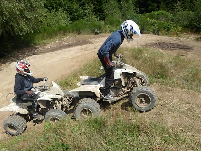 enfants faisant du quad ensemble pendant un stage d'initiation aux sports mécaniques cet été