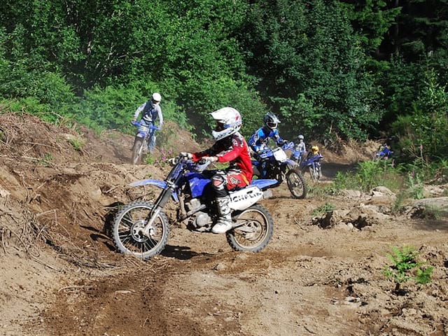 Enfants apprenant à conduire des moto cross en stage sportif cet été