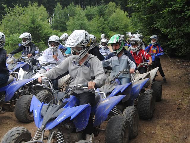 Groupe d'adolescents faisant du quad en stage sportif de quad cet été