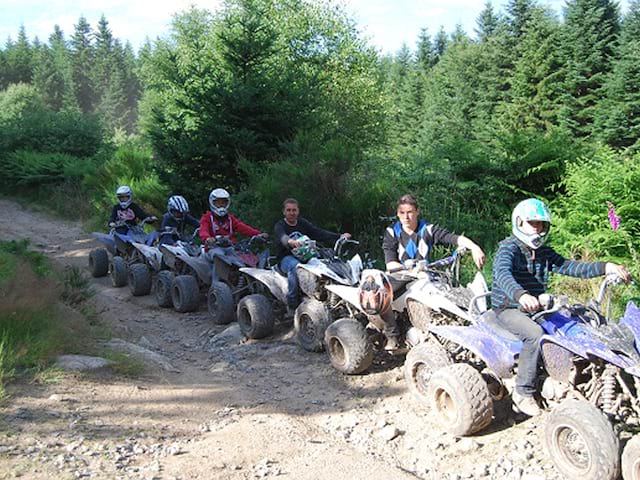 groupe d'enfants et ados en stage sportif apprenant à faire du quad 