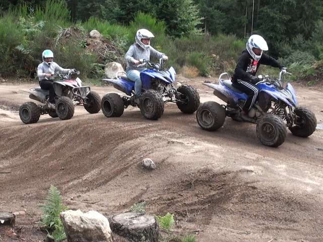 enfants faisant du quad en stage de sports mécaniques cet été