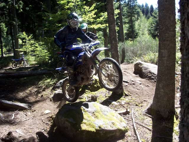 enfant faisant de la moto trial pendant un stage sportif cet été 