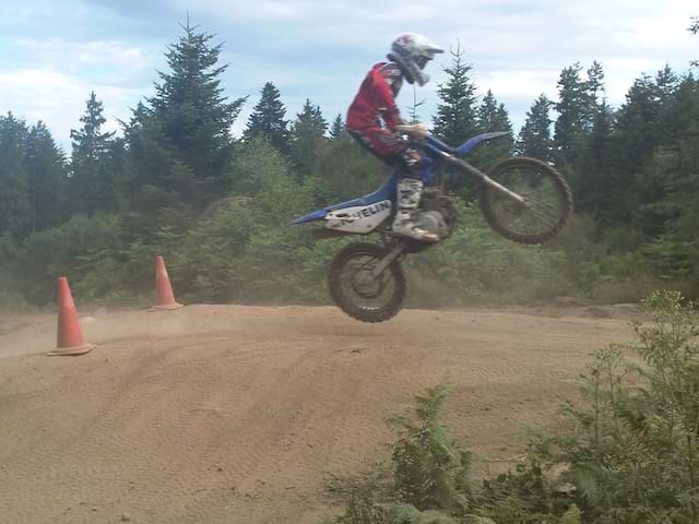 enfant faisant de la moto cross en stage sportif cet été