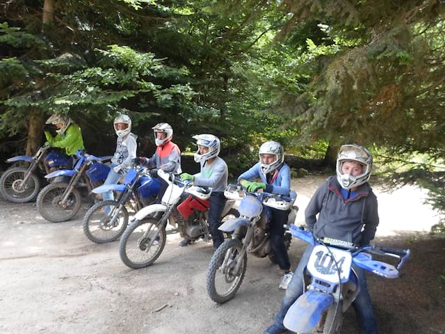 groupe d'adolescents faisant de la moto en colonie de vacances cet été