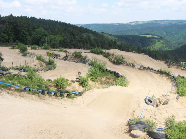 vue sur un terrain de quad et moto pour stages sportifs pour enfants et ados