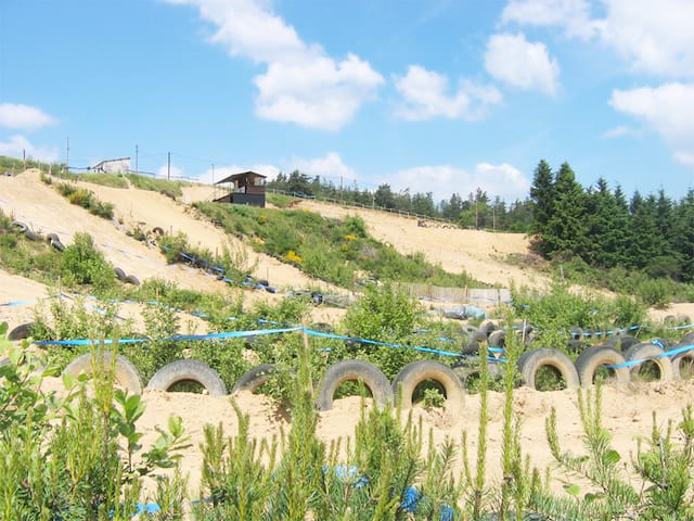 terrain de stage sportif de moto et de quad pour enfants et adolescents en colo