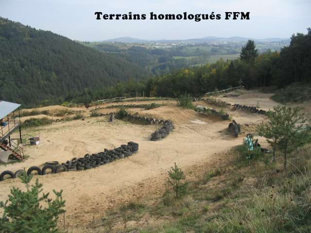 Terrain de motocross et quad stages sportifs enfants ados été en Auvergne