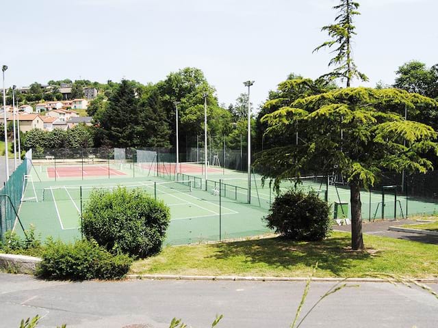 Vue sur le terrain multisports de colonie de vacances d'été