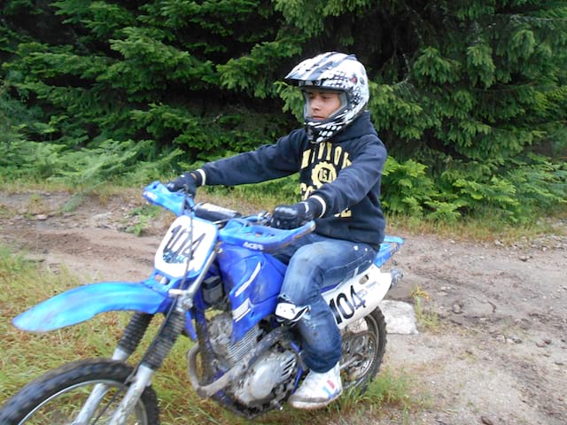 Adolescent en colonie de vacances de quad et moto cet été