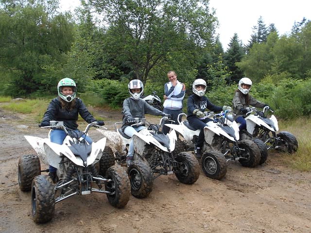 groupe d'enfants avec leur quad de stage sportif cet été