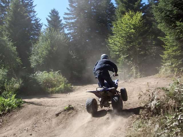 adolescent pratiquant le quad en stage sportif de sports mécaniques