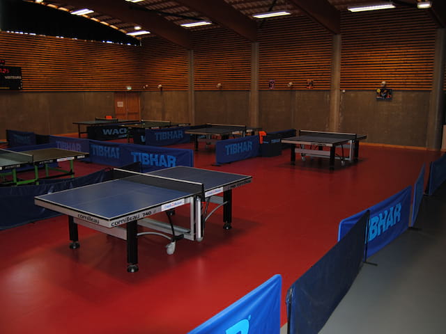 Vue sur les équipements sportifs de tennis de table stage sportif colonie de vacances