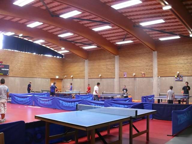 Enfants en stage sportif de tennis de table cet été