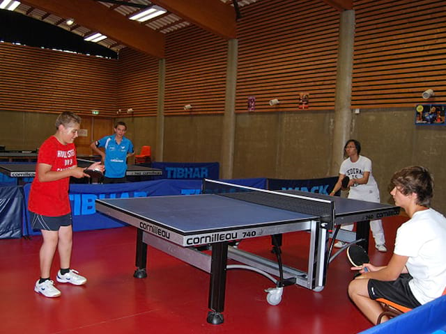 enfants jouant au tennis de table en stage sportif de tennis de table cet été