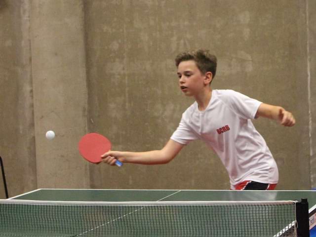 enfant faisant du tennis de table en stage sportif cet été