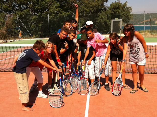 groupe d'enfants jouant au tennis en stage sportif de tennis cet éé