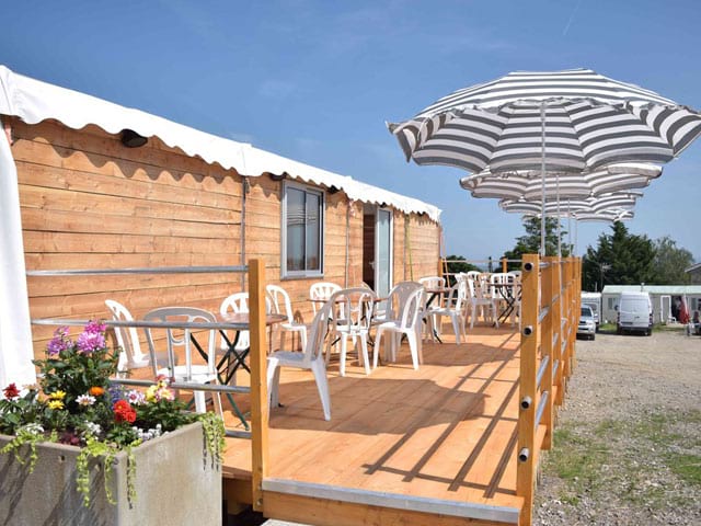 Terrasse d'un mobile home de la colonie de vacances été