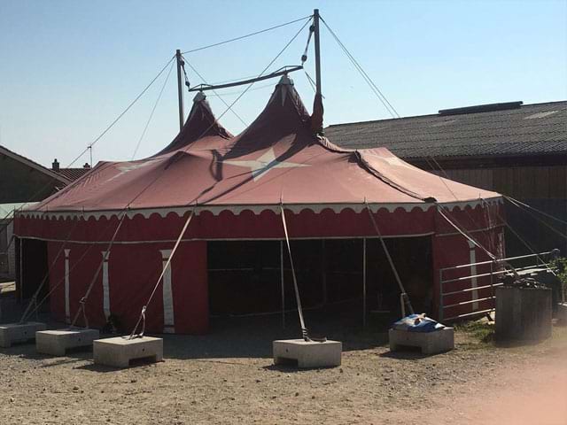 Chapiteau de cirque de la colonie de vacances artistique