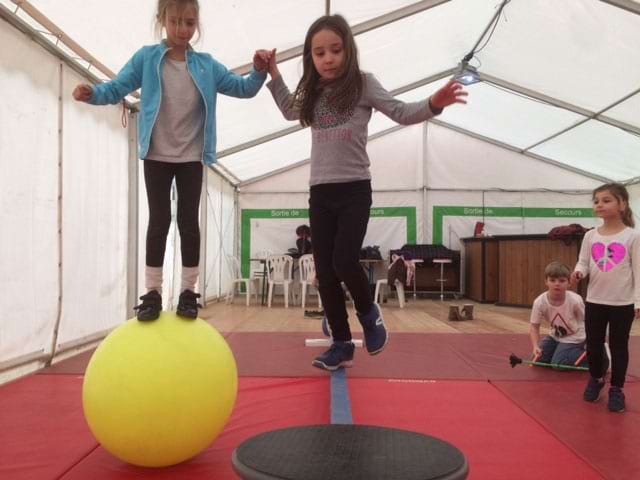 Deux jeunes fille sur une map monde qui pratique le cirque en colonie de vacances