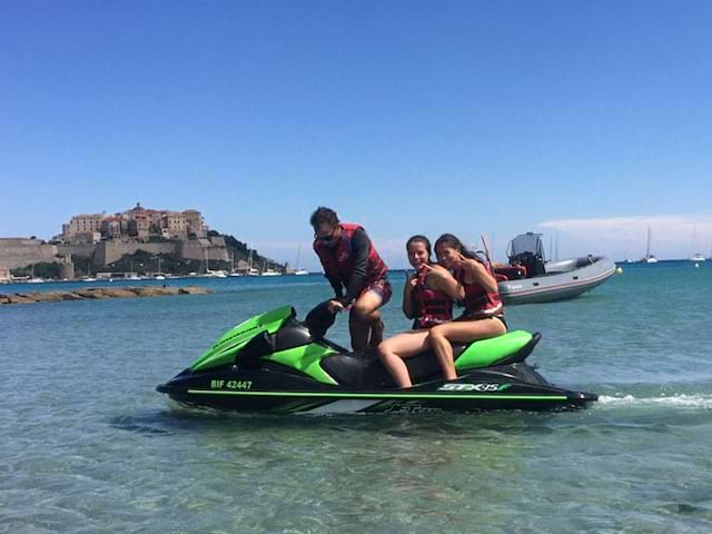 Deux ados sur un jet ski en Corse