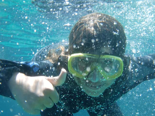 Enfants sous l'eau avec son masque en colo