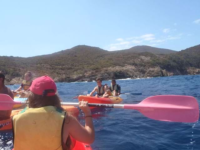 Groupe d'ados qui pratique le kayak en Corse