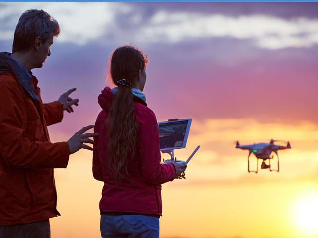 adolescente apprenant à piloter un drone en colonie de vacances