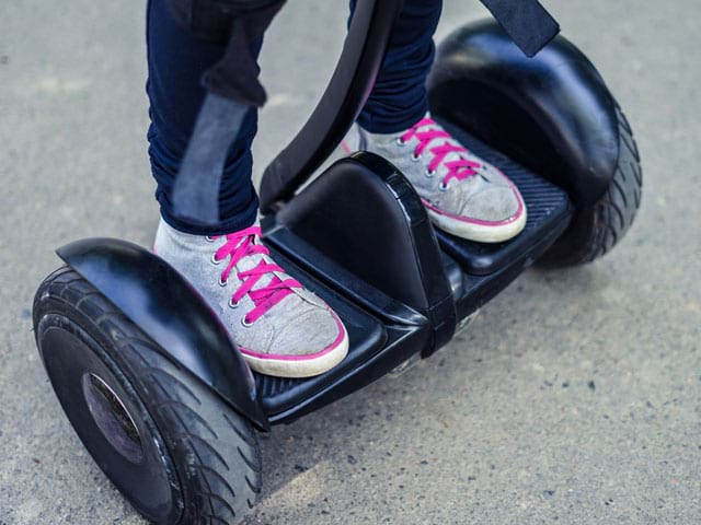 enfant apprenant à faire de l'hoverboard en colonie de vacances