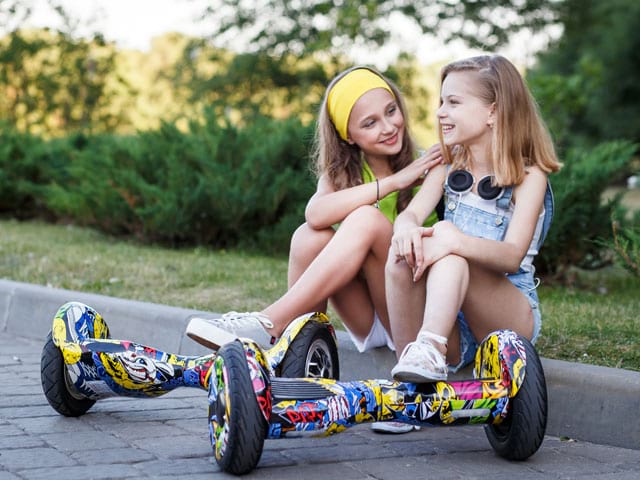 adolescentes faisant de l'hoverboard en colonie de vacances cet été