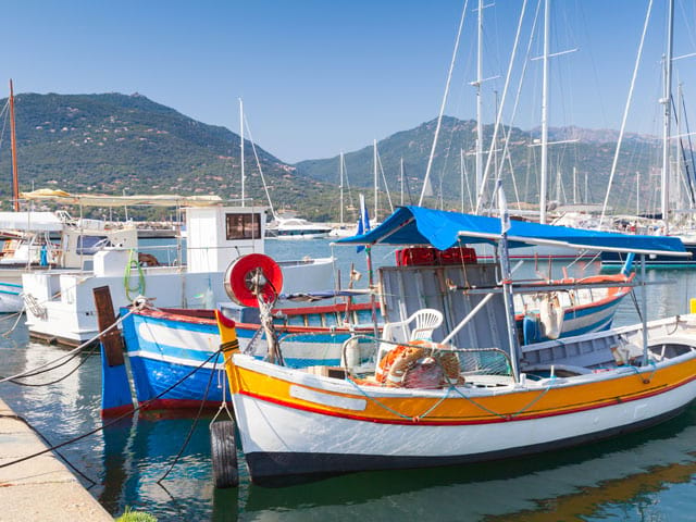 Bateaux au port de corse en colonie de vacances