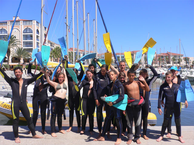 Groupe d'ados et enfants en plongée sous marine en colonie de vacances en Corse
