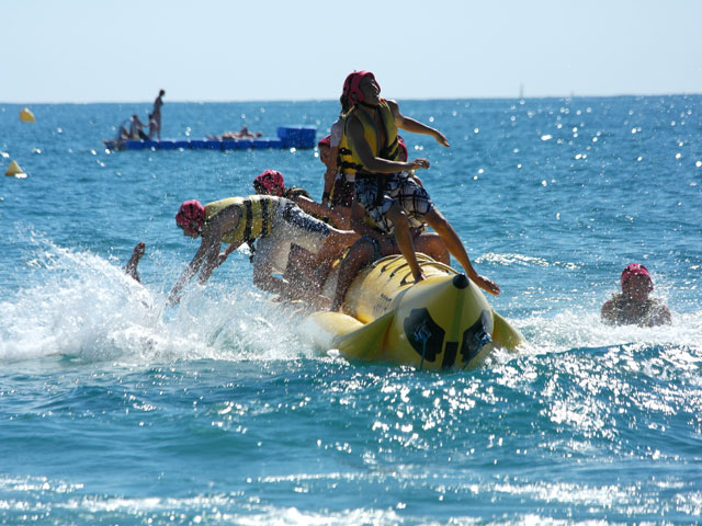 Groupe d'enfants sur une bouée tractée en colonie de vacances en Corse cet été