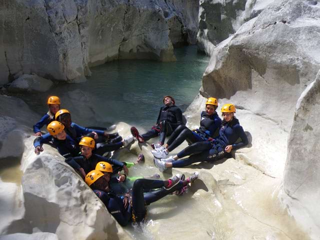 Groupe d'ados en canyoning en corse cet été en colonie 