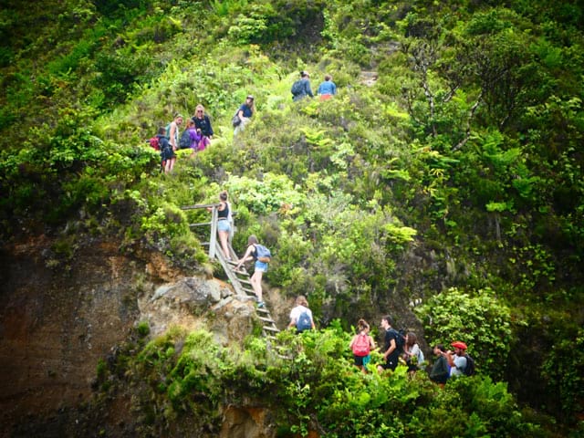 Adolescents en randonnée cet été aux açores en colonie de vacances