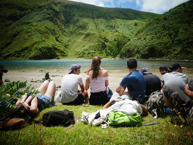 Adolescents en bord de lac en colonie de vacances aux açores cet été