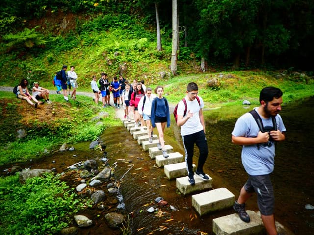 Adolescents en randonnée en colonie de vacances cet été aux açores