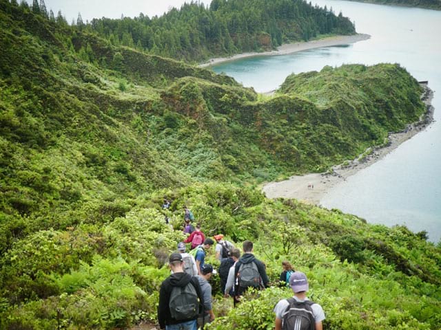 Ados en randonnée aux açores pendant une colonie de vacances