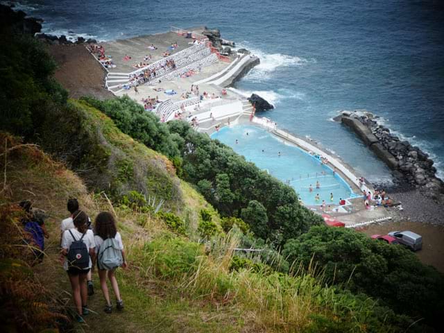 Adolescents en colonie de vacances aux açores cet été