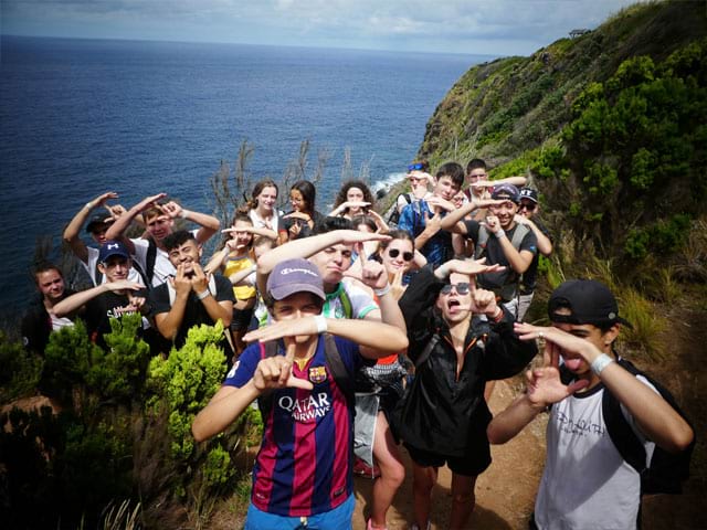 groupe d'ados en randonnée aux açores cet été en colonie de vacances djuringa juniors