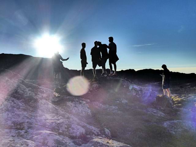 Adolescents observant les paysages des açores sous le coucher de soleil en colonie de vacances