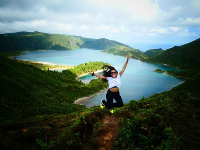 Ado heureuse d'être en colonie de vacances d'été aux açores