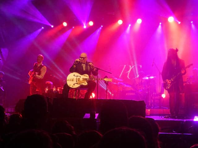 Adolescents en concert en colonie de vacances cet été aux açores