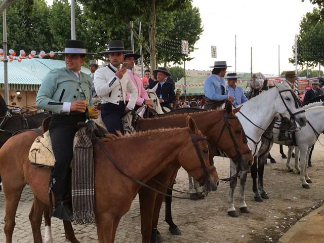 Folklore espagnol célébration avec des chevaux en colonie de vacances cet été en Espagne